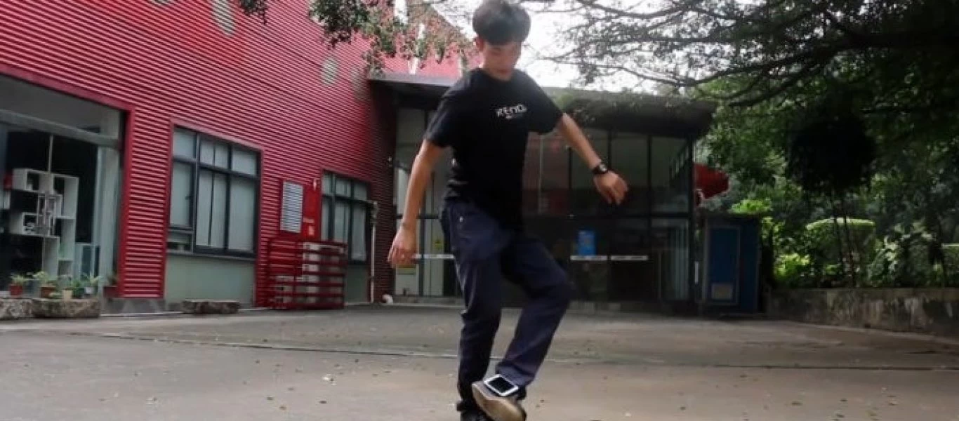 Κίνα: Nεαρός παίζει μπάλα με το... κινητό του και γίνεται viral (βίντεο)